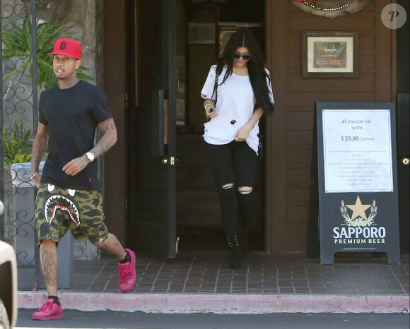 Kylie Jenner et son petit-ami Tyga sortent d'un restaurant japonais à Agoura Hills, le 18 juin 2015.