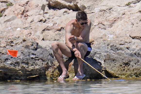 Klaas-Jan Huntelaar en pleine pêche à l'épuisette à Ibiza le 20 juin 2015