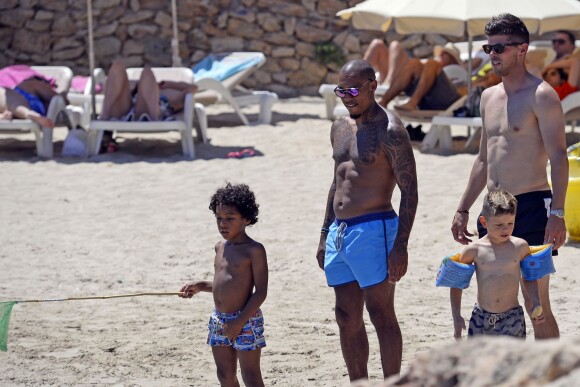 Klaas-Jan Huntelaar et Nigel de Jong avec leurs enfants à Ibiza avec leurs enfants le 20 juin 2015