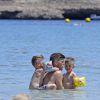 Klaas-Jan Huntelaar et Nigel de Jong en vacances à Ibiza avec leurs enfants le 20 juin 2015