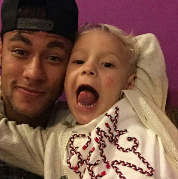 Neymar et son fils Davi Lucca au Brésil - juin 2015.
