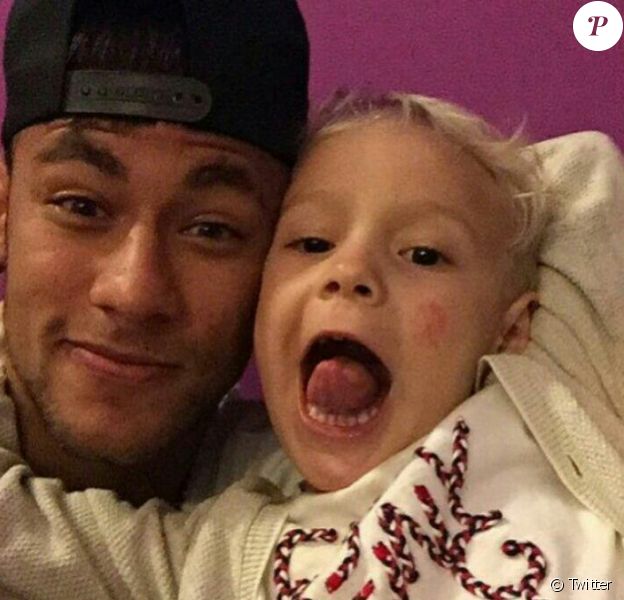 Neymar et son fils Davi Lucca au Brésil - juin 2015.