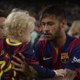  Le footballeur Neymar avec son fils David Lucca au Camp Nou &agrave; Barcelone, le 1er novembre 2014. 