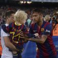  Neymar avec son fils David Lucca au Camp Nou &agrave; Barcelone, le 1er novembre 2014. 
