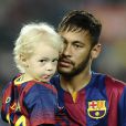  Neymar avec son fils Davi Lucca au Camp Nou &agrave; Barcelone, le 1er novembre 2014. 