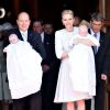 Le prince Albert II de Monaco avec la princesse Gabriella et la princesse Charlene de Monaco avec le prince Jacques - Baptême de Jacques et Gabriella en la cathédrale Notre-Dame-Immaculée de Monaco le 10 mai 2015