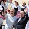 Le prince Albert II de Monaco et la princesse Charlene sur la place du Palais après le baptême de Jacques et Gabriella en la cathédrale Notre-Dame-Immaculé de Monaco le 10 mai 2015