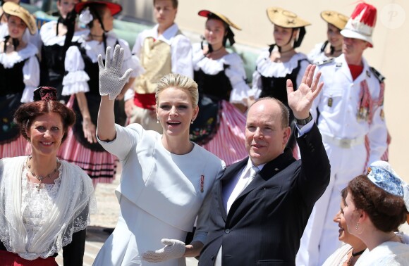 Le prince Albert II de Monaco et la princesse Charlene sur la place du Palais après le baptême de Jacques et Gabriella en la cathédrale Notre-Dame-Immaculé de Monaco le 10 mai 2015