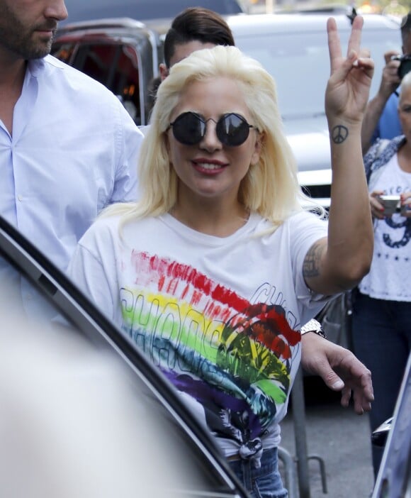 La chanteuse Lady Gaga sort de son appartement à New York le 26 juin 2015.