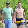 Matt Bomer se promène avec son mari Simon Halls sur une plage à Hawaii, le 19 mai 2015