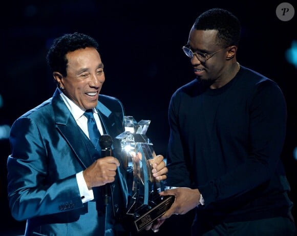 Smokey Robinson reçoit le lifetime achievement award de la part du présentateur Sean "Puffy" Combs lors de la 15ème édition des BET Awards au Microsoft Theater de Los Angeles, le 28 juin 2015.