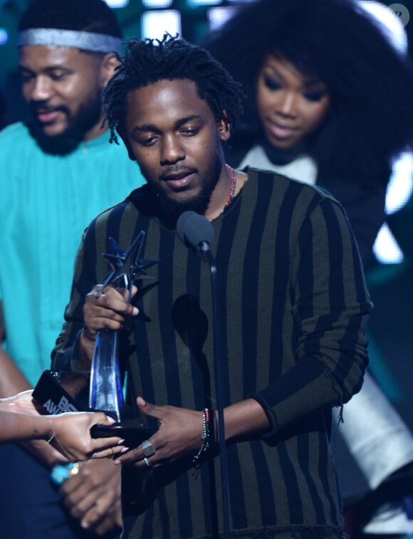Kendrick Lamar reçoit le prix du meilleur artiste masculin de hip hop lors de la 15ème édition des BET Awards au Microsoft Theater de Los Angeles, le 28 juin 2015. 