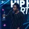 Kendrick Lamar reçoit le prix du meilleur artiste masculin lors de la 15ème édition des BET Awards au Microsoft Theater de Los Angeles, le 28 juin 2015.