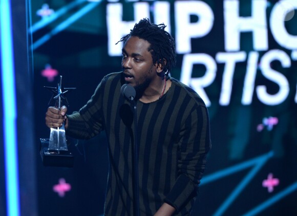 Kendrick Lamar reçoit le prix du meilleur artiste masculin lors de la 15ème édition des BET Awards au Microsoft Theater de Los Angeles, le 28 juin 2015.
