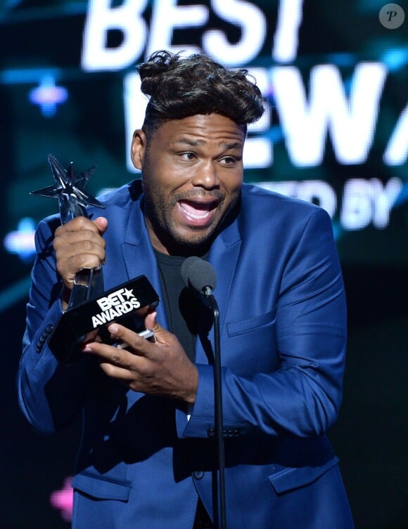 Anthony Anderson reçoit le prix du meilleur nouvel artiste au nom de Sam Smith, lors de la 15ème édition des BET Awards au Microsoft Theater de Los Angeles, le 28 juin 2015. 