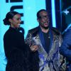 Anthony Anderson reçoit le prix du meilleur nouvel artiste au nom de Sam Smith, lors de la 15ème édition des BET Awards au Microsoft Theater de Los Angeles, le 28 juin 2015. 