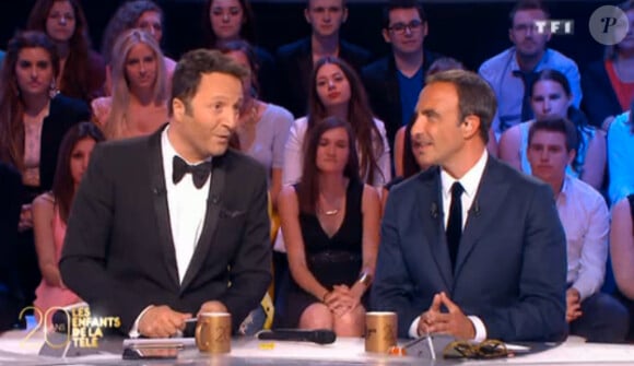 Arthur et Nikos Aliagas présentent la soirée spéciale des 20 ans des Enfants de la télé sur TF1, le samedi 27 juin 2015.