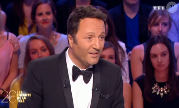 Arthur présente la soirée spéciale des 20 ans des Enfants de la télé sur TF1, le samedi 27 juin 2015.
