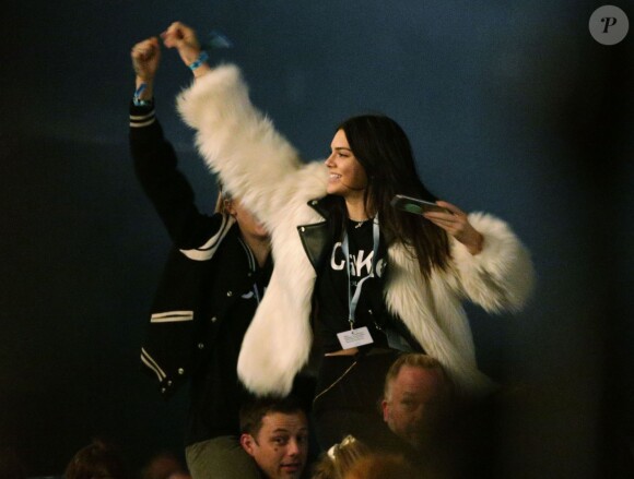 Cara Delevingne et Kendall Jenner au festival de Glastonbury. Le 27 juin 2015.