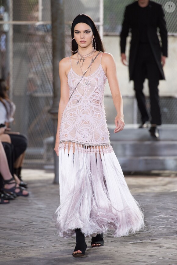 Kendall Jenner défile pour Givenchy (collection homme printemps-été 2016 et haute couture automne-hiver 2015-2016) à Paris, le 26 juin 2015.