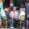 Exclusif - Jean-Paul Belmondo prend un verre en terrasse avec son frère Alain Belmondo, Charles Gérard et son ami avocat Michel Godest à Paris le 26 juin 2015.