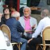 Exclusif - Jean-Paul Belmondo en terrasse d'un bar parisien avec son frère Alain Belmondo, Charles Gérard et son ami avocat Michel Godest à Paris le 26 juin 2015.