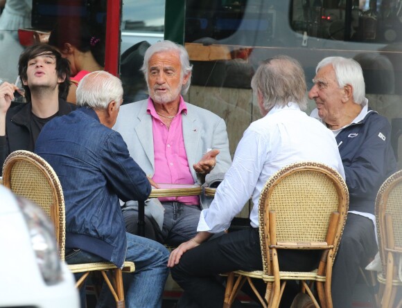 Exclusif - Jean-Paul Belmondo en terrasse d'un bar parisien avec son frère Alain Belmondo, Charles Gérard et son ami avocat Michel Godest à Paris le 26 juin 2015.