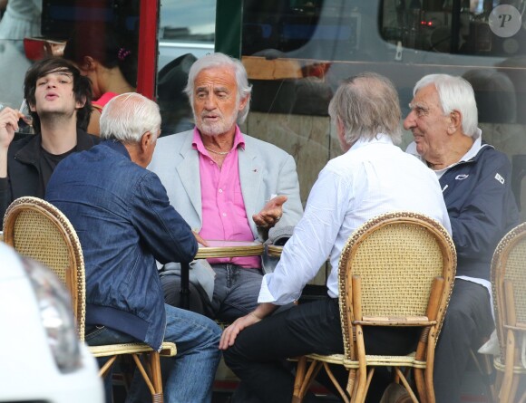 Exclusif - Jean-Paul Belmondo se détend avec son frère Alain Belmondo, Charles Gérard et son ami avocat Michel Godest à Paris le 26 juin 2015.