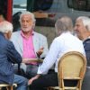 Exclusif - Jean-Paul Belmondo, en pleine forme, prend un verre en terrasse avec son frère Alain Belmondo, Charles Gérard et son ami avocat Michel Godest à Paris le 26 juin 2015.