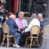 Exclusif - Jean-Paul Belmondo prend un verre en compagnie de son frère Alain Belmondo, Charles Gérard et son ami avocat Michel Godest à Paris le 26 juin 2015.