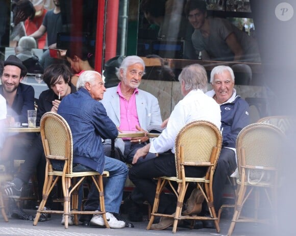 Exclusif - Jean-Paul Belmondo prend un verre en compagnie de son frère Alain Belmondo, Charles Gérard et son ami avocat Michel Godest à Paris le 26 juin 2015.