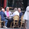 Exclusif - Jean-Paul Belmondo prend un verre en terrasse avec son frère Alain Belmondo, Charles Gérard et son ami avocat Michel Godest à Paris le 26 juin 2015.