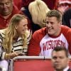 Caroline Wozniacki et son compagnon J.J. Watt lors de la finale NCAA entre les Wisconsin Badgers et les Duke Blue Devils au Lucas Oil Stadium d'Indianapolis, le 6 avril 2015