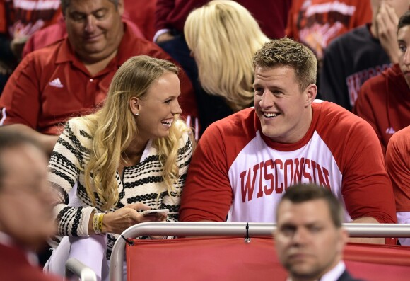 Caroline Wozniacki et son compagnon J.J. Watt lors de la finale NCAA entre les Wisconsin Badgers et les Duke Blue Devils au Lucas Oil Stadium d'Indianapolis, le 6 avril 2015