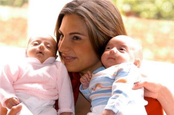 Maud Versini et ses jumeaux à leur naissance - Photo postée sur Twitter, mai 2013