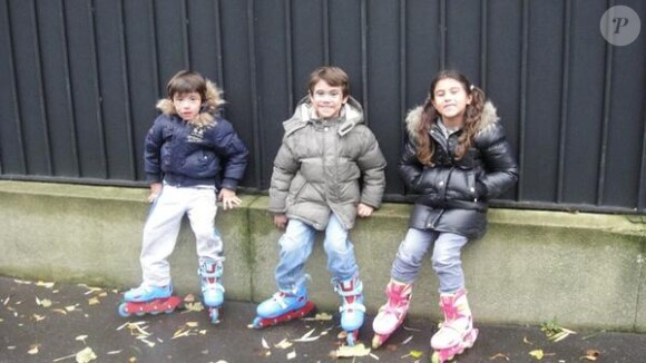 Alexia, Adrian et Sofia, les enfants de Maud Versini retrouvent leur maman à Paris - Photo postée sur Twitter, juillet 2013