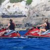 Paris Hilton fait du jet-ski à Formentera avec son boyfriend Hans Thomas Gross, le 9 juin 2015.