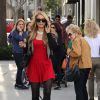 Paris Hilton, accompagnée de son chien, finit son shopping de Noël à Beverly Hills, le 26 décembre 2014. 
