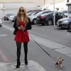 Paris Hilton, accompagnée de son chien, finit son shopping de Noël à Beverly Hills, le 26 décembre 2014.