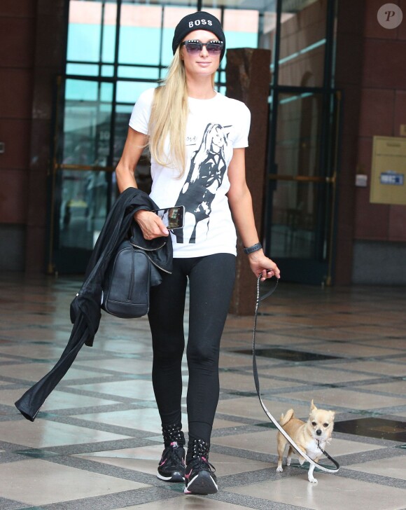 Paris Hilton à la sortie du salon Anastasia avec son chien à Beverly Hills, le 1er juillet 2015. Elle porte un bonnet avec l'inscription "Boss". 