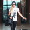 Paris Hilton à la sortie du salon Anastasia avec son chien à Beverly Hills, le 1er juillet 2015. Elle porte un bonnet avec l'inscription "Boss".  