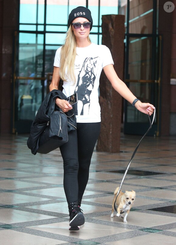 Paris Hilton à la sortie du salon Anastasia avec son chien à Beverly Hills, le 1er juillet 2015. Elle porte un bonnet avec l'inscription "Boss".  