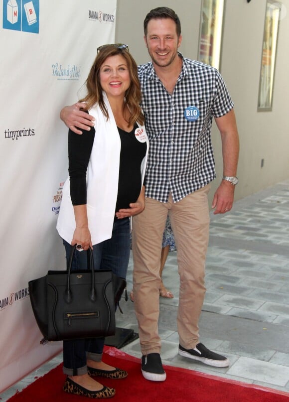 Tiffani Thiessen, enceinte et son mari Brady Smith à la 6e soirée annuelle de « Milk+Bookies » à Los Angeles, le 19 avril 2015