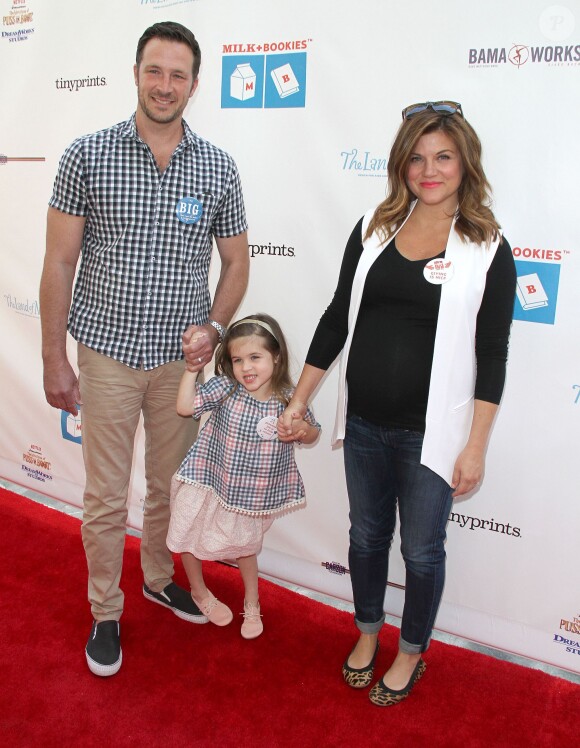 Tiffani Thiessen, enceinte, avec son mari Brady Smith et leur fille Harper à la 6e soirée annuelle de « Milk+Bookies » à Los Angeles, le 19 avril 2015