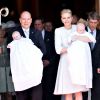 Le prince Albert II de Monaco avec la princesse Gabriella et la princesse Charlene de Monaco avec le prince Jacques - Baptême de Jacques et Gabriella en la cathédrale Notre-Dame-Immaculée de Monaco le 10 mai 2015