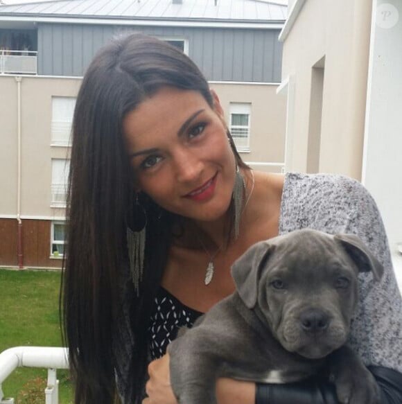 Jessica (Koh-Lanta Johor) et son petit chien Fifty posent sur Instagram, en mai 2015.
