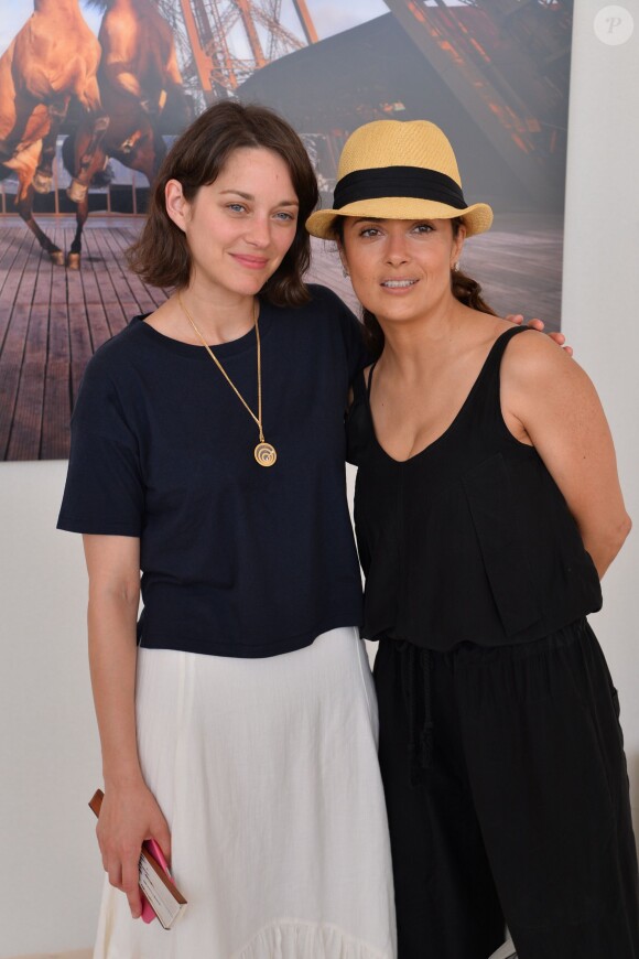 Exclusif - Marion Cotillard et Salma Hayek lors du Longines Paris Eiffel Jumping au Champ-de-Mars à Paris, le 4 juillet 2015.