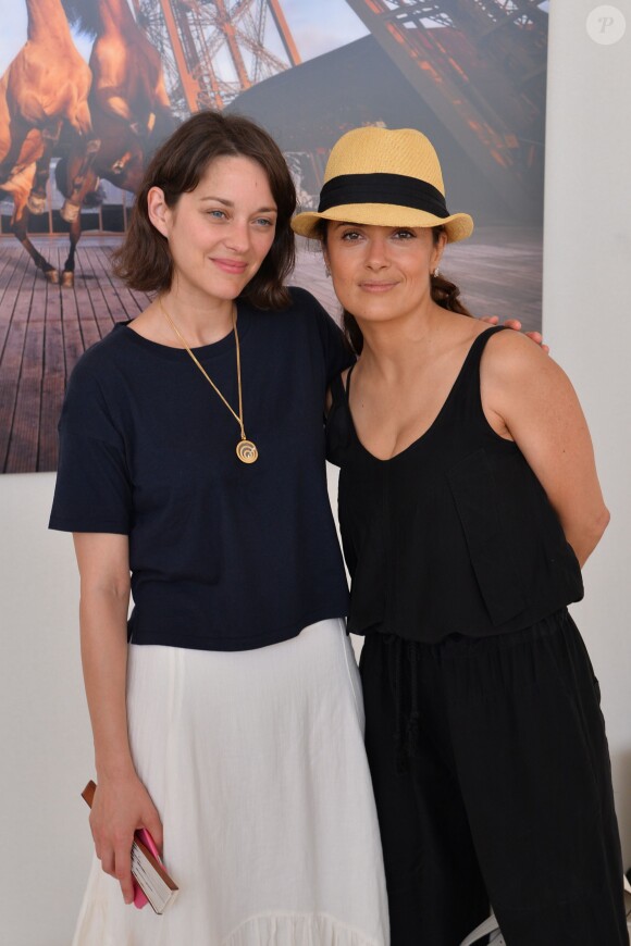Exclusif - Marion Cotillard et Salma Hayek lors du Longines Paris Eiffel Jumping au Champ-de-Mars à Paris, le 4 juillet 2015.