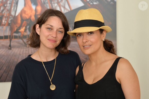 Exclusif - Marion Cotillard et Salma Hayek lors du Longines Paris Eiffel Jumping au Champ-de-Mars à Paris, le 4 juillet 2015.