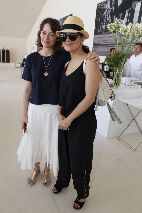 Exclusif - Marion Cotillard et Salma Hayek lors du Longines Paris Eiffel Jumping au Champ-de-Mars à Paris, le 4 juillet 2015.